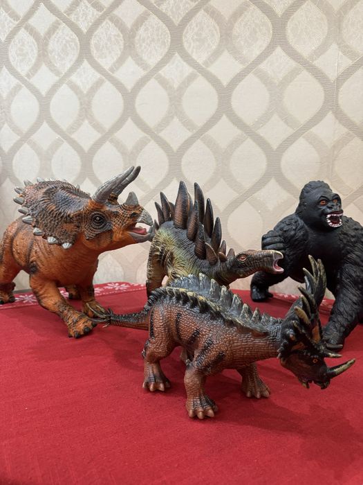 Продам игрушки динозавры