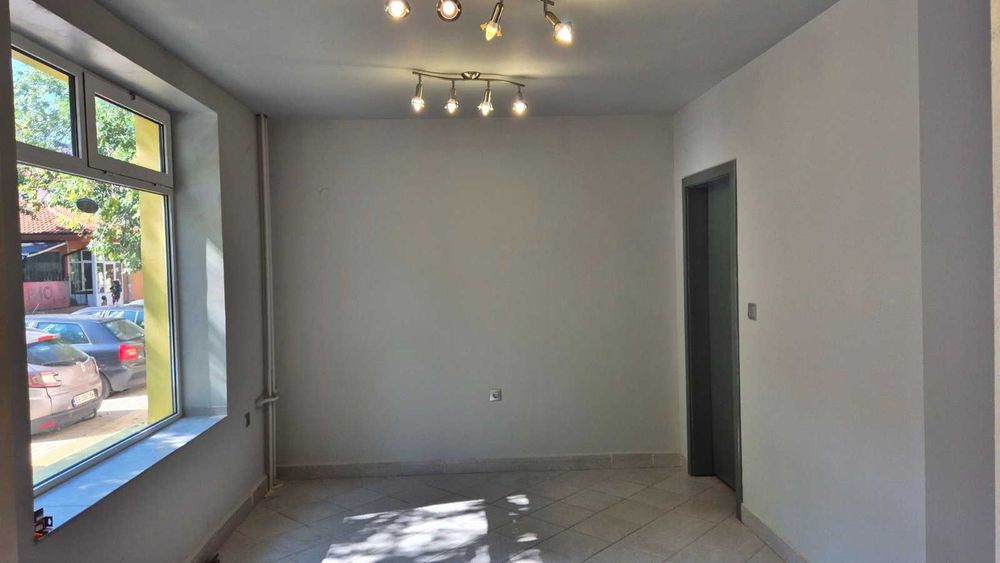 Дава се под наем Магазин в Перник, Център - 38 кв.м за 382.5 € - Снимка #1