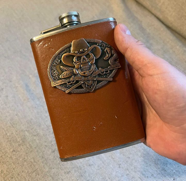 Ploscă inox 9oz îmbrăcată în piele, design cowboy craniu și revolvere