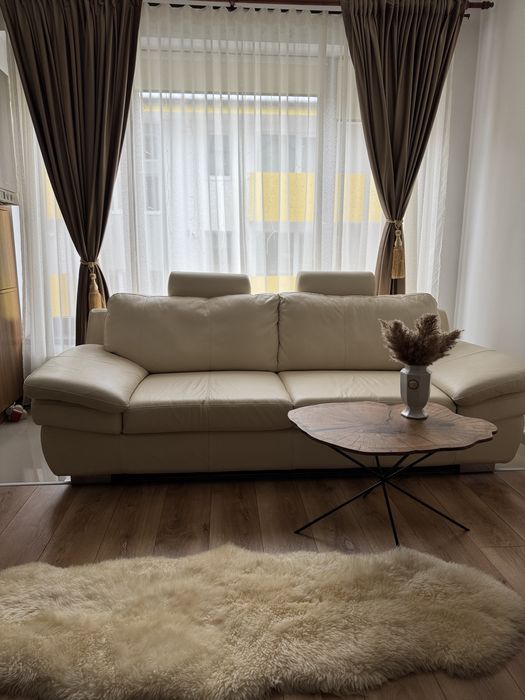 Canapea din piele naturală – culoare ivory – stare foarte bună