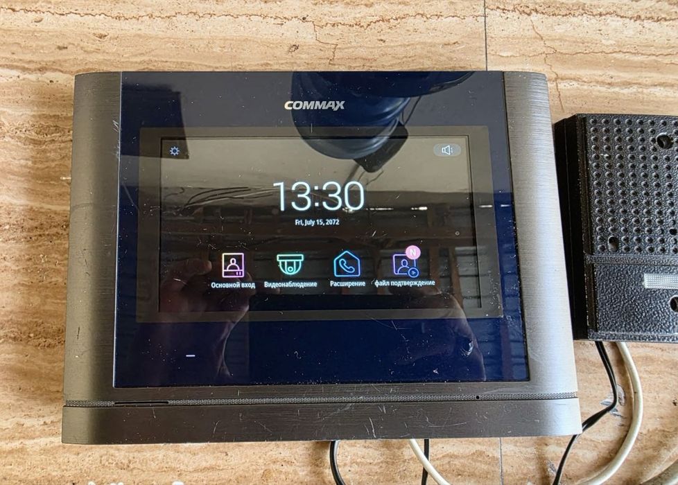 Цветной сенсорный домофон COMMAX