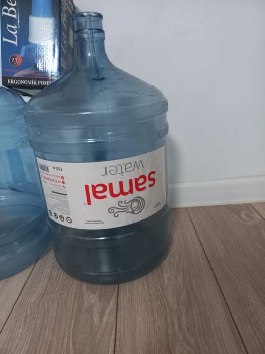 Продам 2 бутылки 20 л и помпа для воды