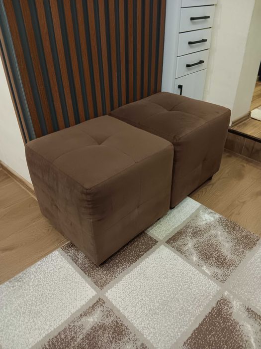 Диван с две табуретки