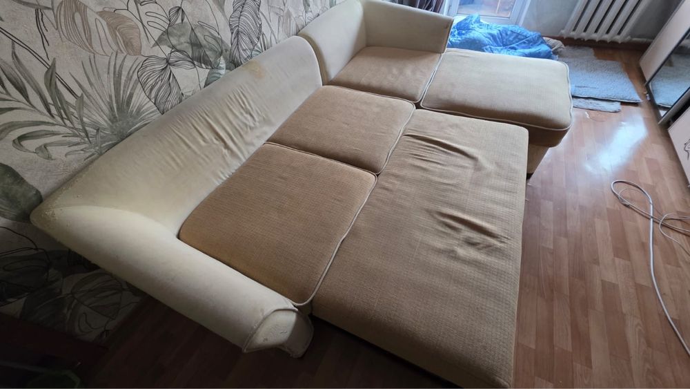 Бежевый Диван бу из плотной ткани рожка