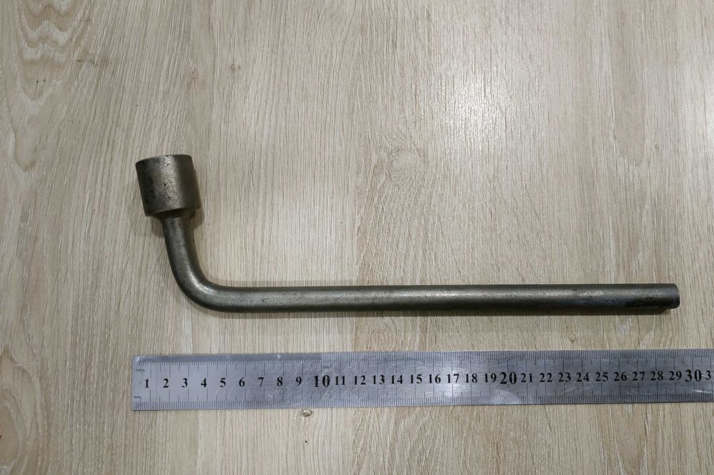 Г-образен ключ за монтаж демонтаж автомобилни гуми хром-ванадии 19mm.