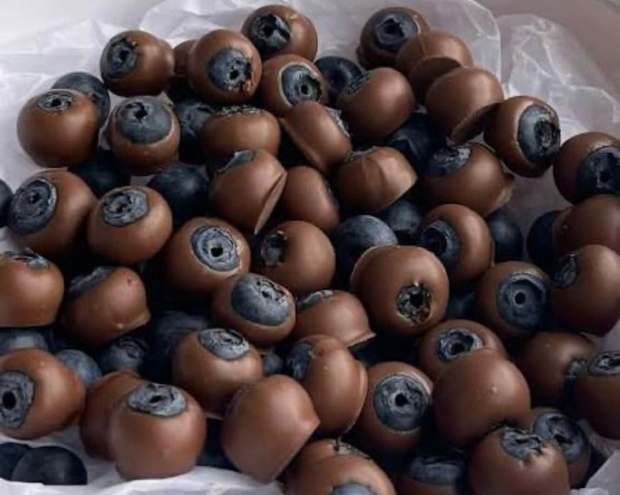 Финики/голубика / клубника в шоколаде