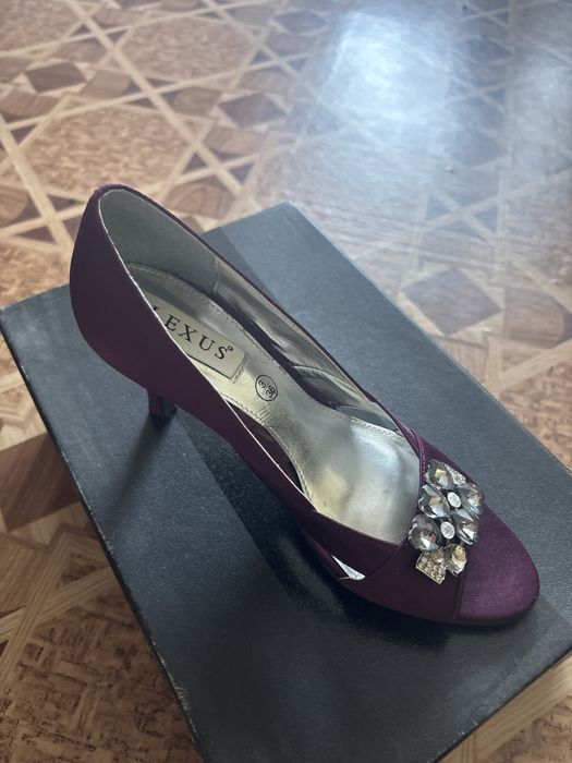 Отдам  бесплатно обувь 35 размера