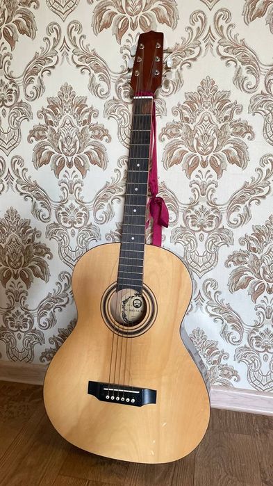 Акустическая гитара.Румыния.