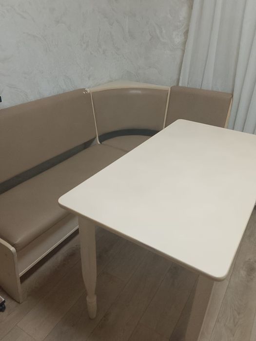 Угловой диван и обеденный стол