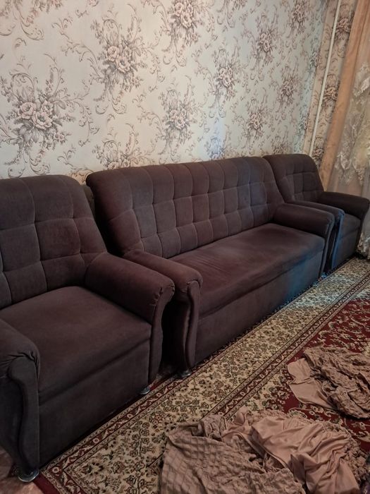 Продам диван с двумя креслами