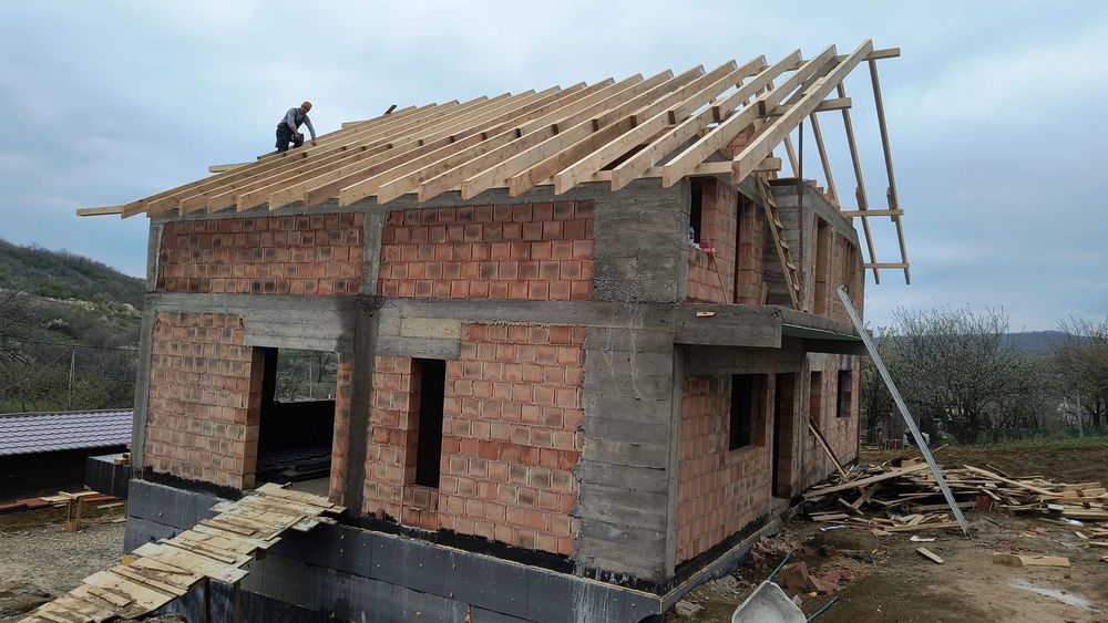 Executăm lucrări de construcții generale  deținem ,cofraje ,schela ,etc.