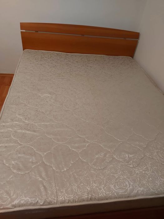 Vând pat dublu cu spațiu de depozitare, ca nou
