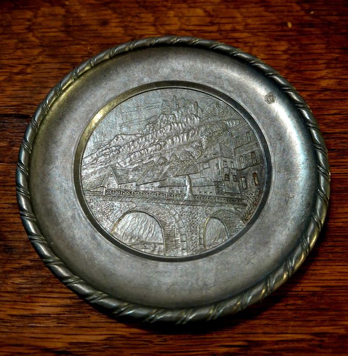 Старинна немска калаена чиниика с детайлен релеф