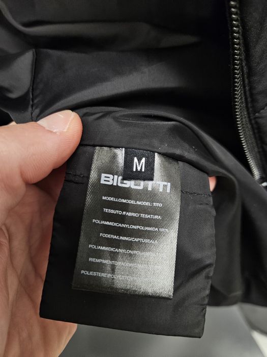 Geacă Bigotti impecabilă 50% Reducere

Culoarea neagra, marimea M.

A