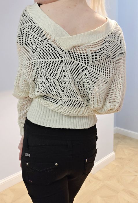 Белая вязаная кофта