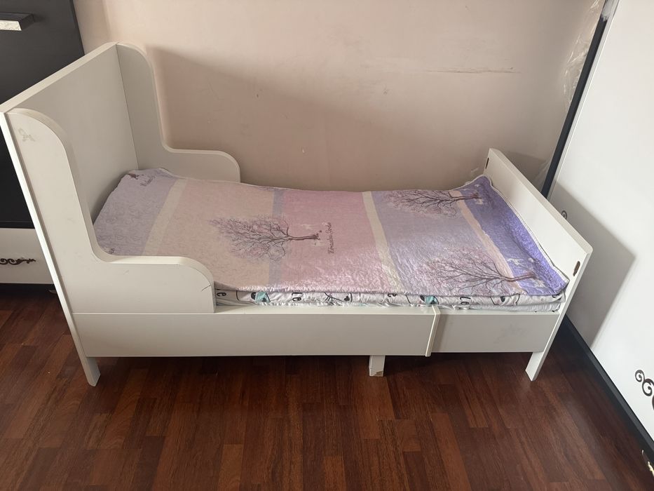 Продам комплект Ikea ( кровать , стол,стульчик)