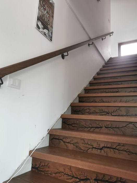 Scări de lemn masiv cu lamela continuă