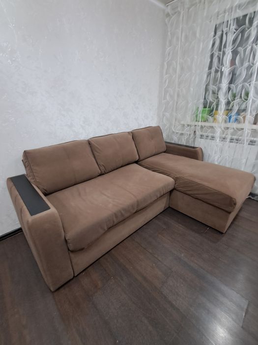 Диван коричневый в хорошем состоянии