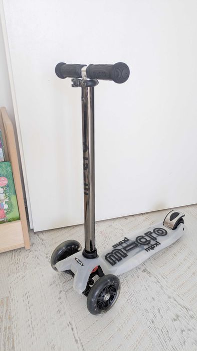 Детска тротинетка Micro Maxi Deluxe Flux LED Neochrome Black