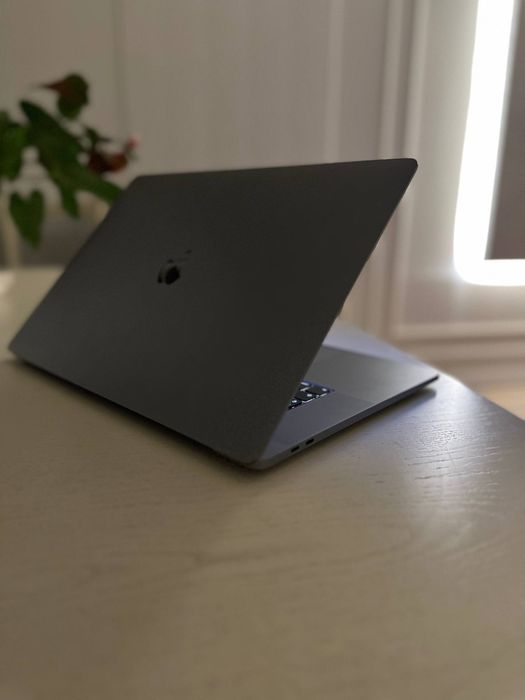 MacBook Pro 16-inch 1TB/32GB RAM, TouchBar