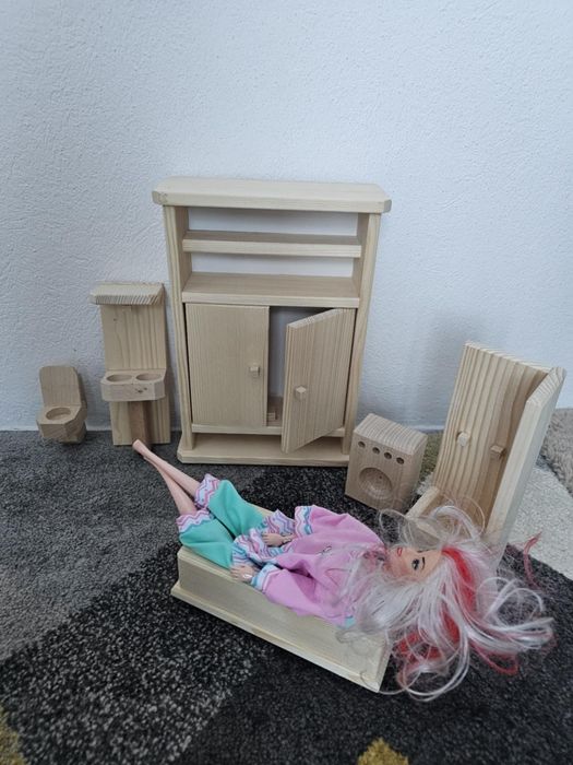Mobila din lemn pentru păpușa