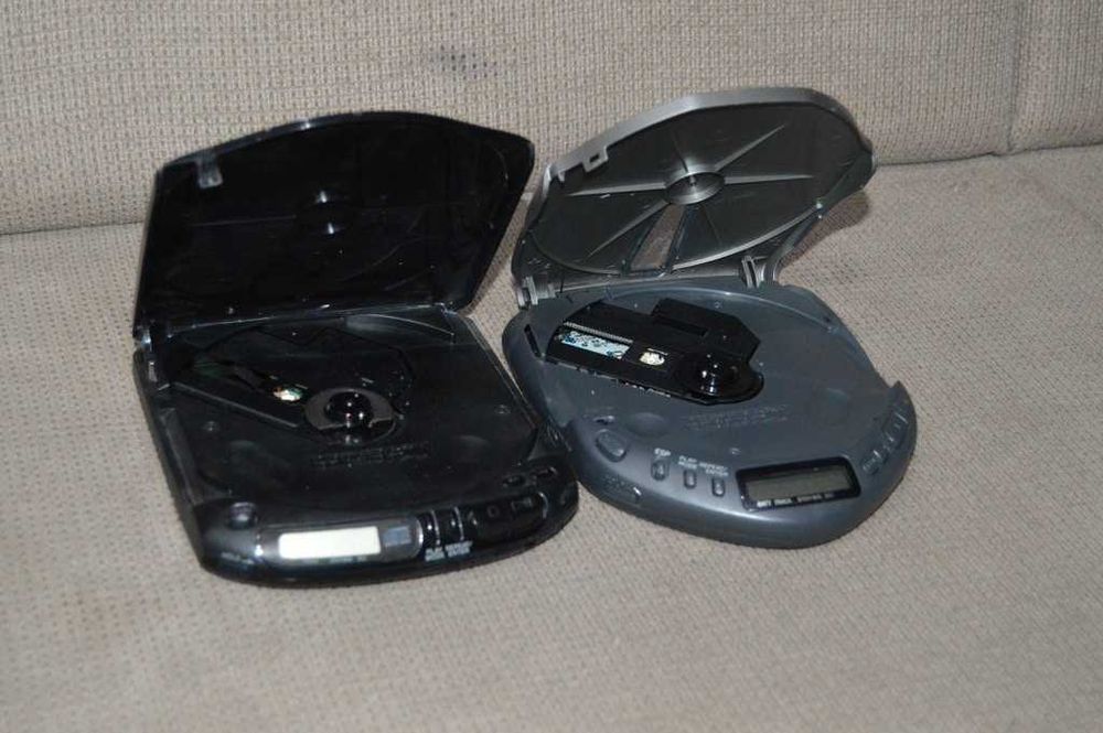Pachet 2 buc. Sony Discman (D-133 și D-E300AN) – DEFECTE / Pentru piese sau reparație