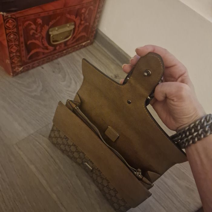 Vand geanta Gucci fără semne de uzură