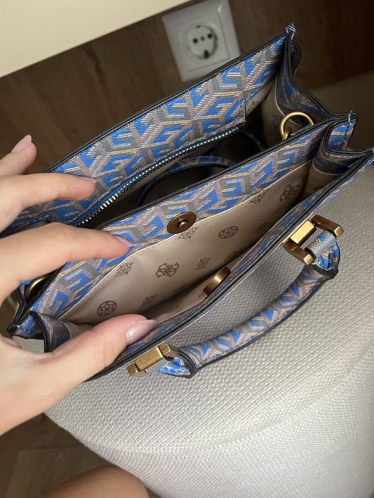 Дамска чанта Guess