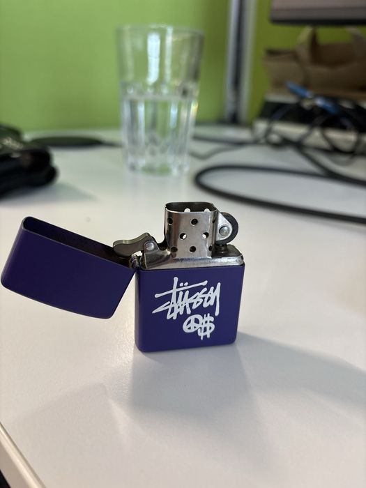 Brichetă Zippo Stüssy „Peace & Prosperity”