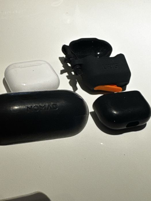 2 huse AirPods Gen 3 | Nomad și UAG • Stare buna