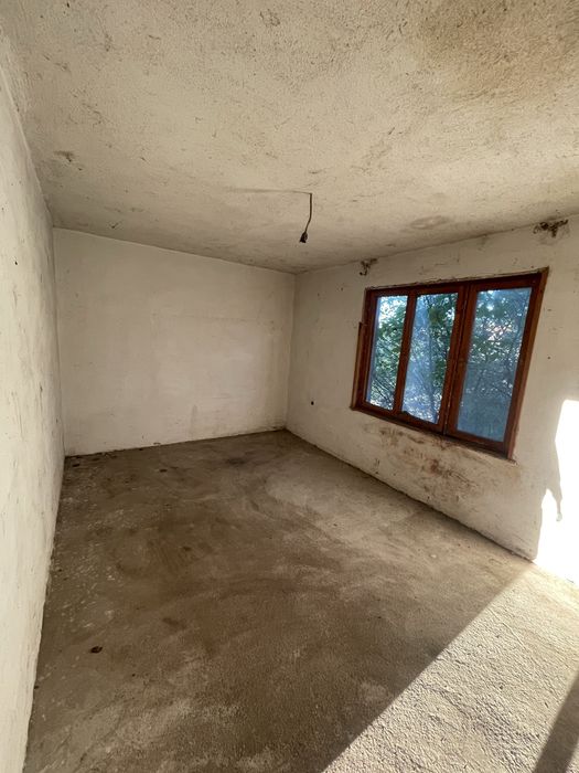 Двуетажна масивна къща