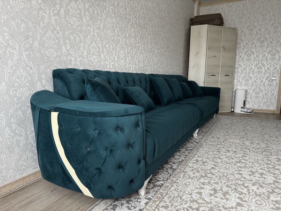 Продам диван. 4 метра. В отличном состоянии.