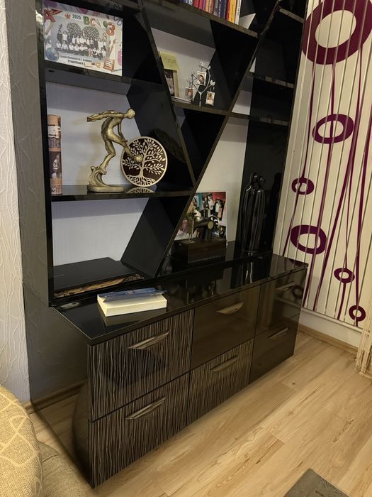 Biblioteca neagra cu rafturi si sertare