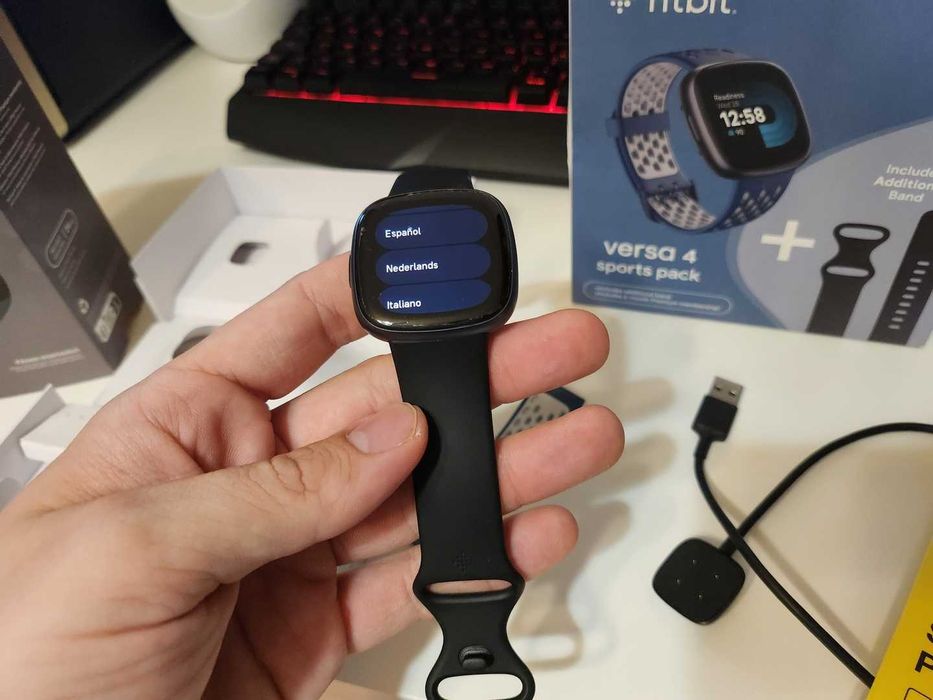 Fitbit Versa 4 с кутия, гаранция и 2 каишки