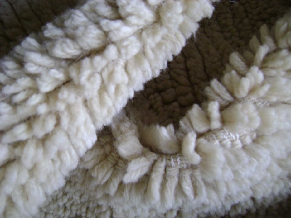 КИТЕНИК бял вълнен и  изкуствен червен