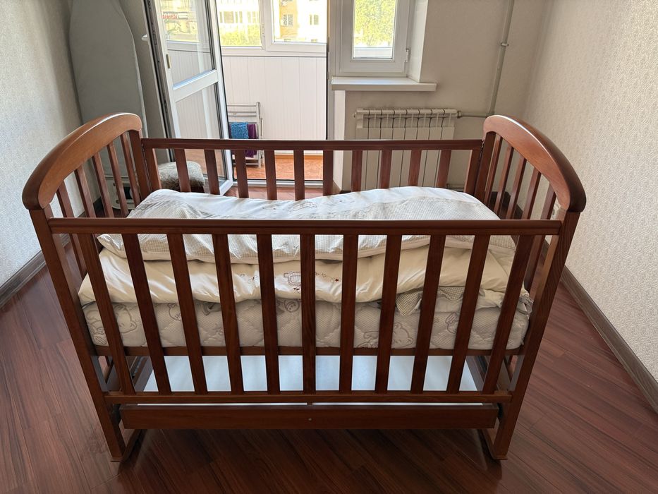 Продам колыбельную кроватку