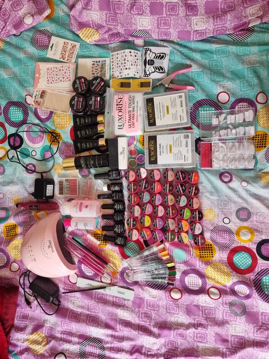 Materiale pentru unghii