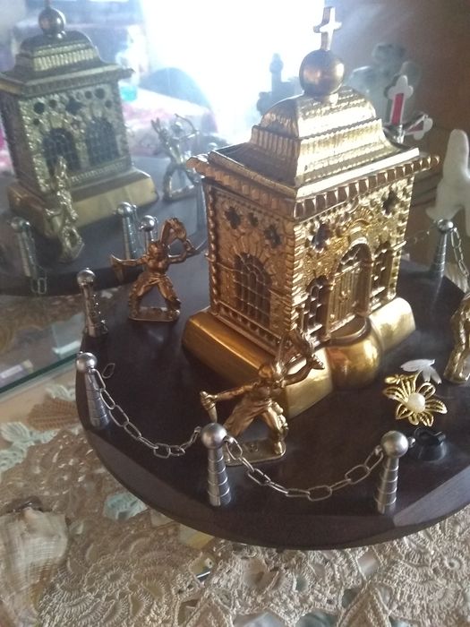 Biserica din bronz masiv