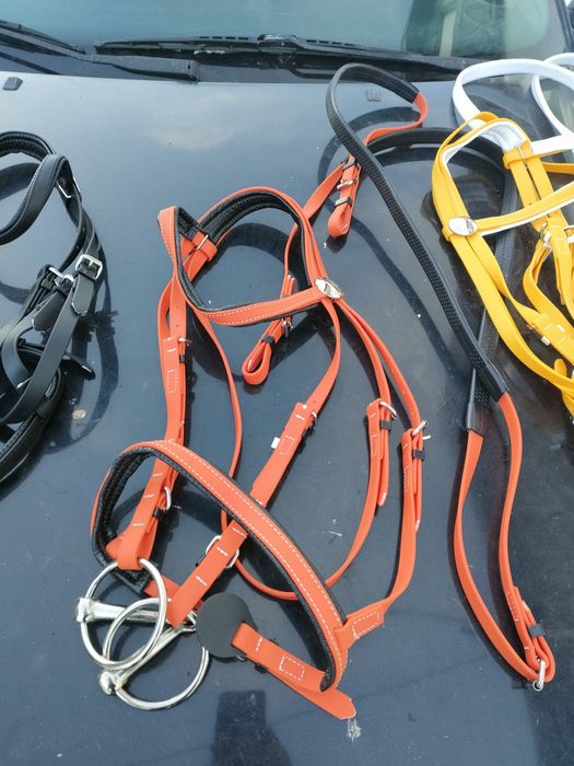 Продам новую уздечку гелевую