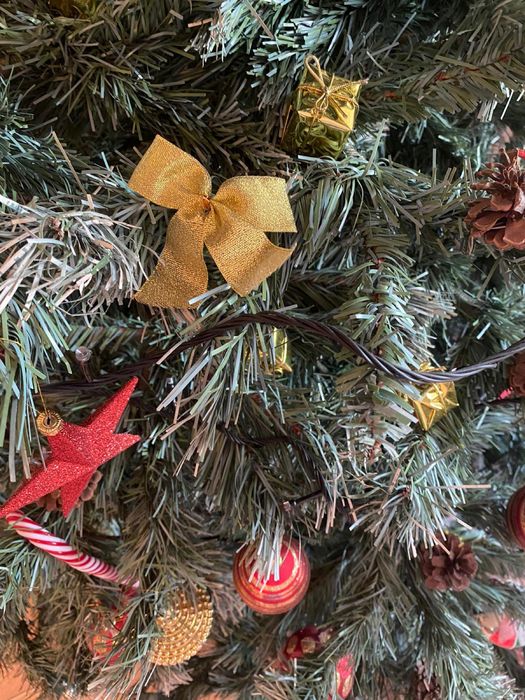 Brad artificial cu conuri naturale