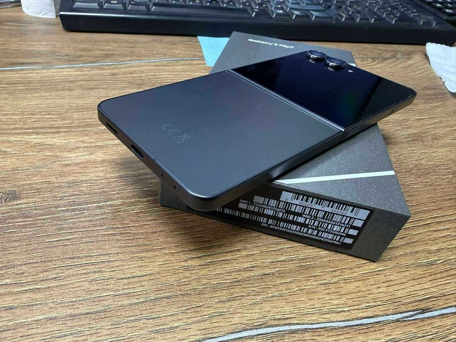 Продавам Samsung Z Flip 7 512gb