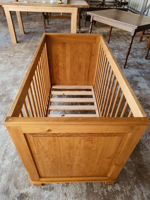 Дървено бебешко легло с три степени на матрака