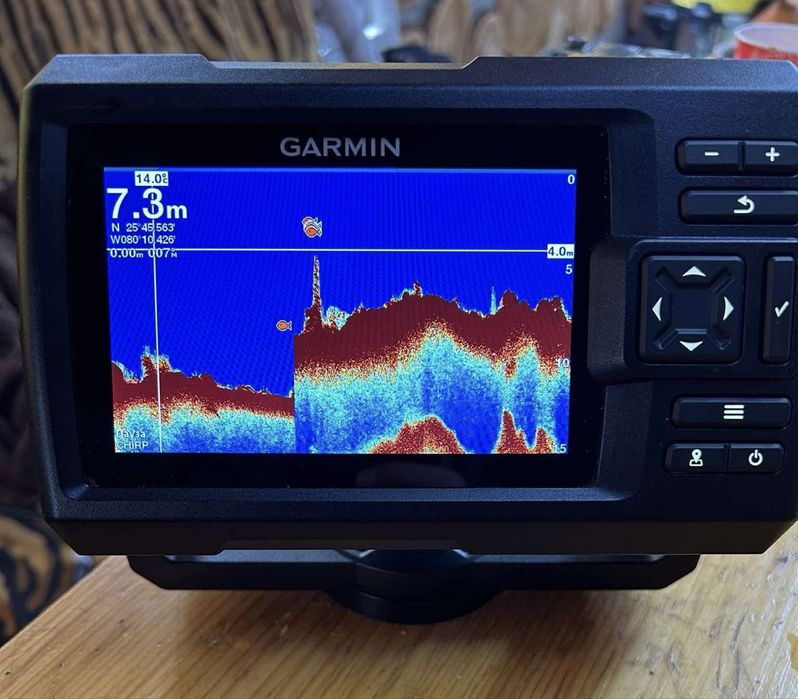 Надуваема лодка с твърдо дъно и мотор Johnson 6 к.с. и сонар Garmin