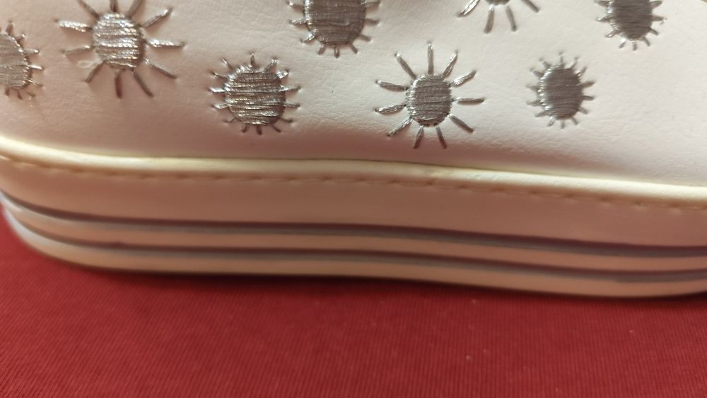 Дамски бели кецове