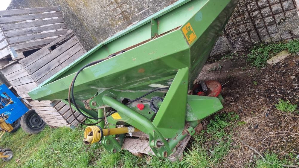 Vând distribuitor îngrășăminte