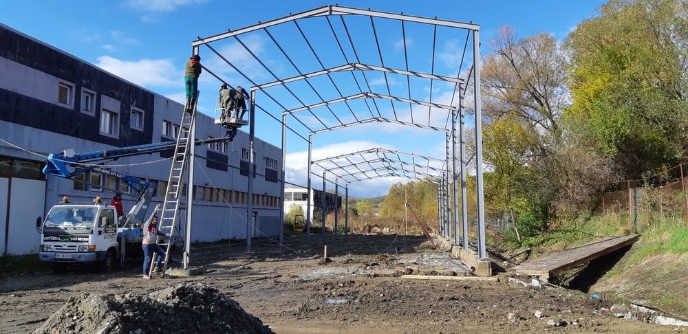 Vand hala metalica 14x30 
Invelita cu panou sandwich
Oferim transport