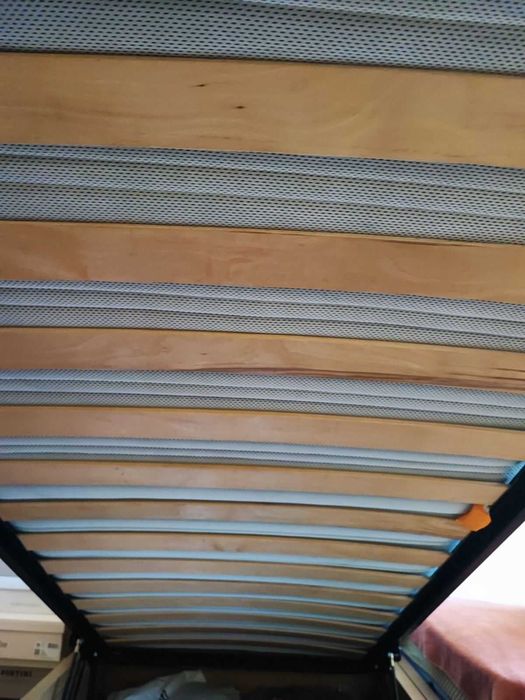 Продавам две единични легла с ракли и матраци, изработени по поръчка.