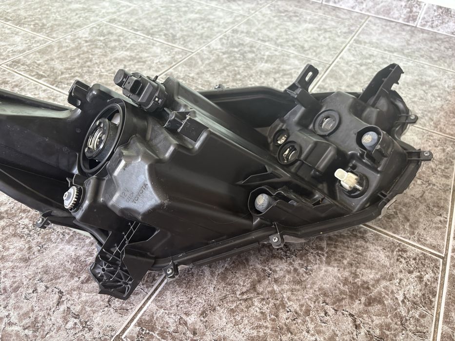 Ляв фар за Тойота Ярис / Toyota Yaris 2019-