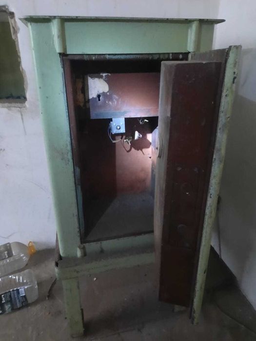 Продам сейф бронированный б/у  0.9×0.6×0.4