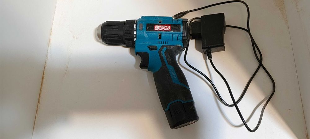 Продам шуруповерт 12V 1 батарея